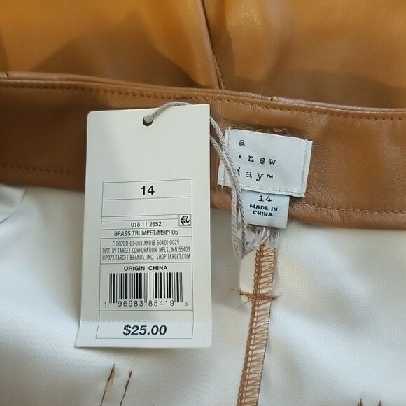 Brown faux leather shorts with bow tie. New with tags - Picture 10 of 15